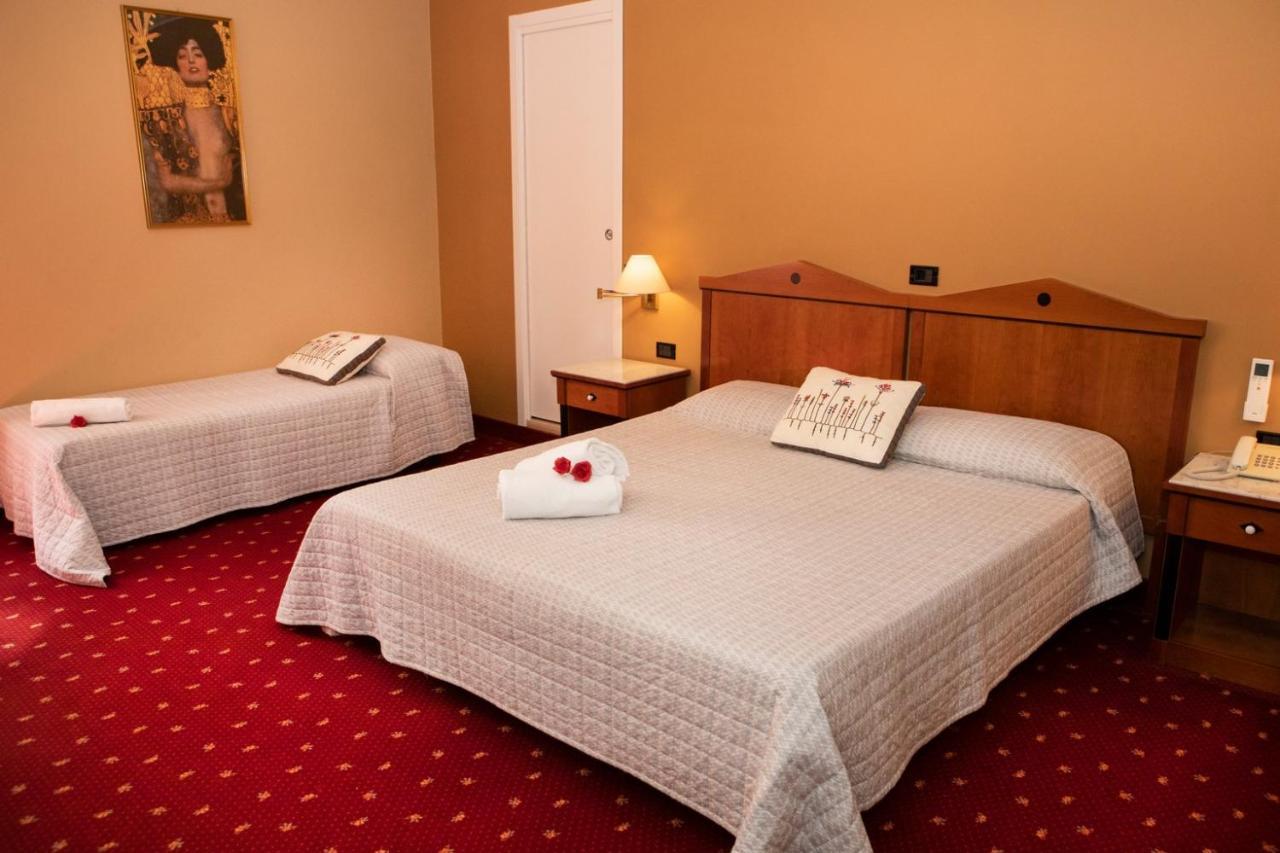 Hotel Milano Pool & Garden Salice Terme Extérieur photo