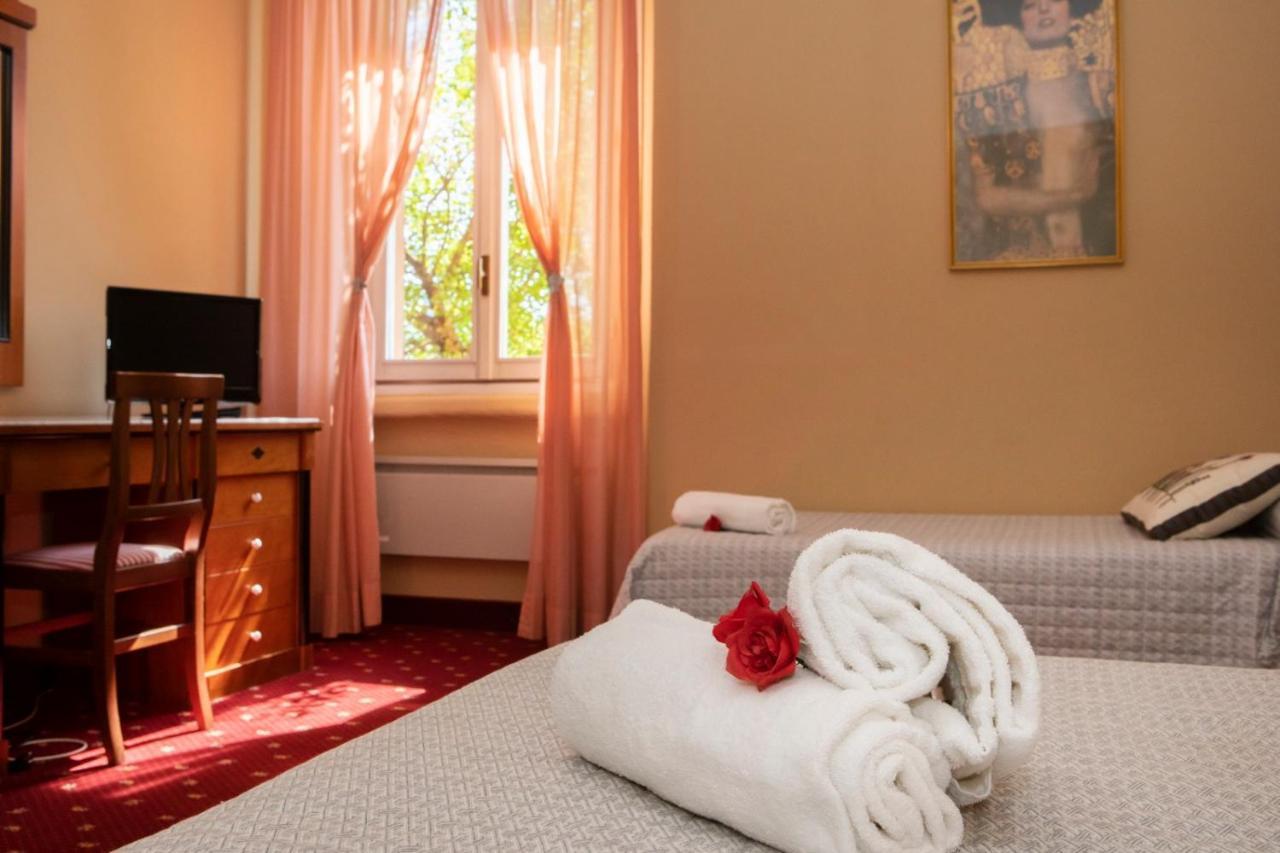 Hotel Milano Pool & Garden Salice Terme Extérieur photo