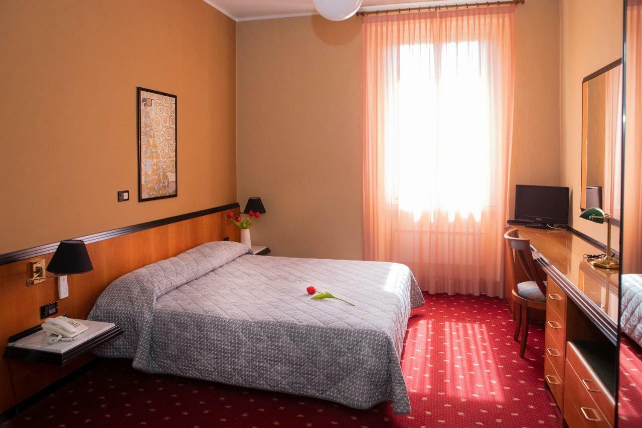 Hotel Milano Pool & Garden Salice Terme Extérieur photo